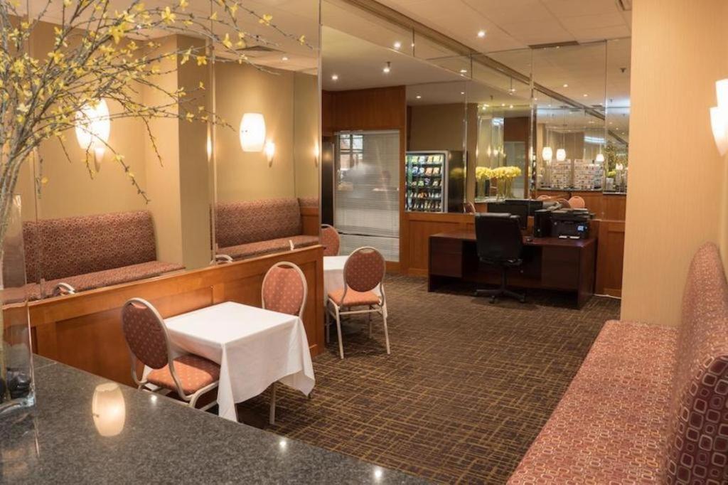 The Roehampton Hotel Toronto Bagian luar foto